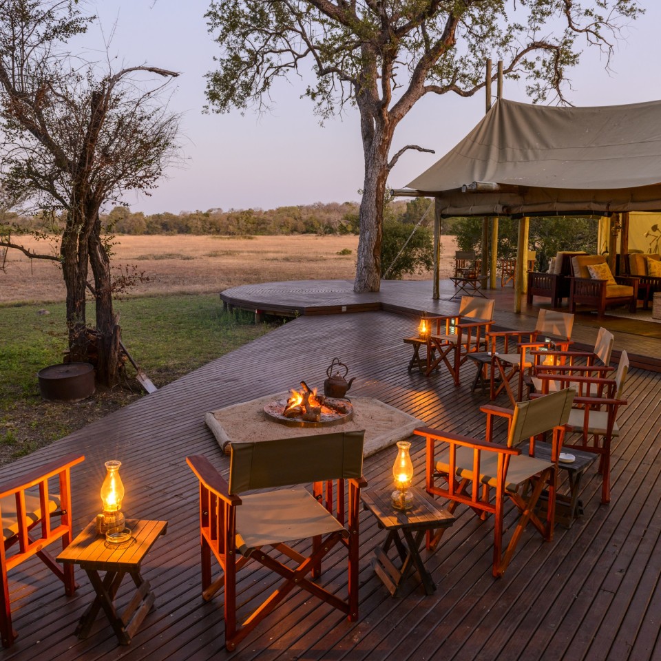 Lagerfeuerstelle des Plains Camp von Rhino Walking Safaris